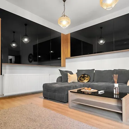 Elegant & Newly Renovated Gem * בוקרשט