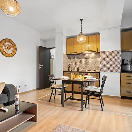 Elegant & Newly Renovated Gem דירה *