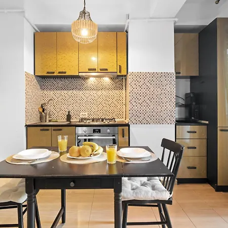 Elegant & Newly Renovated Gem דירה *