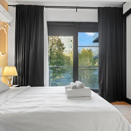 Elegant & Newly Renovated Gem Бухарест